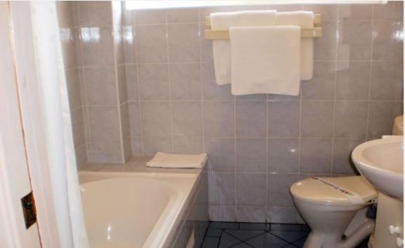 Lake Haven Motor Inn Gorokan Oda fotoğraf
